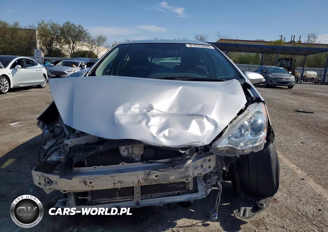 2014 Toyota Prius C Three VIN:JTDKDTB36E1072179 - 5