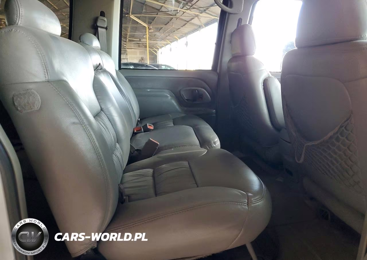 1999 Chevrolet Suburban K2500 VIN:3GNGK26F7XG106751 - 10