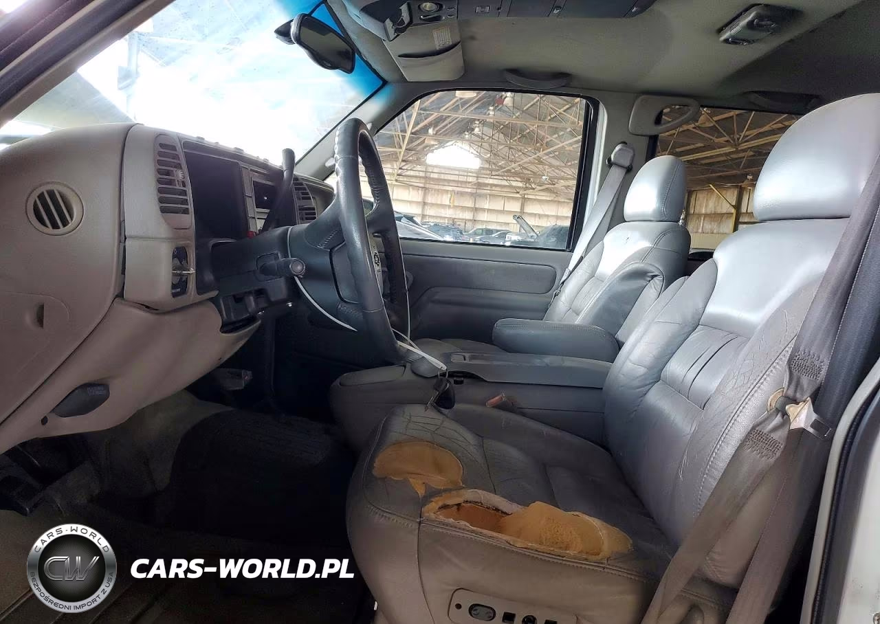 1999 Chevrolet Suburban K2500 VIN:3GNGK26F7XG106751 - 7
