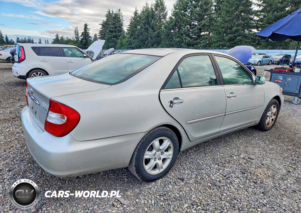 2002 Toyota Camry Le VIN:JTDBE32K420052504 - 3