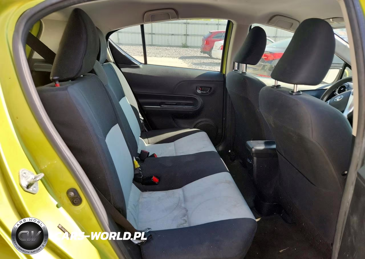 2015 Toyota Prius C Three VIN:JTDKDTB36F1087413 - 10