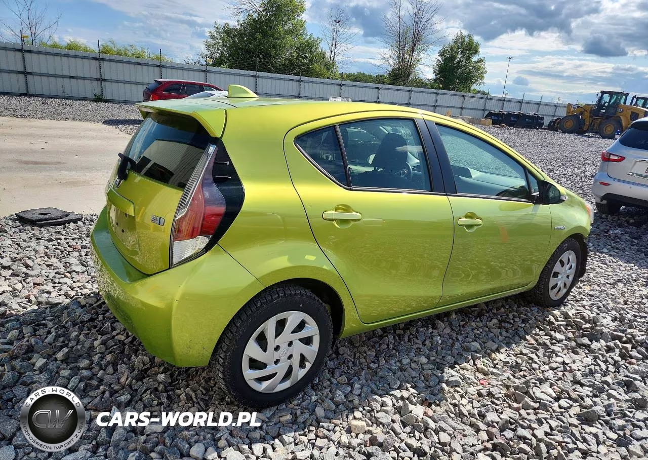 2015 Toyota Prius C Three VIN:JTDKDTB36F1087413 - 3