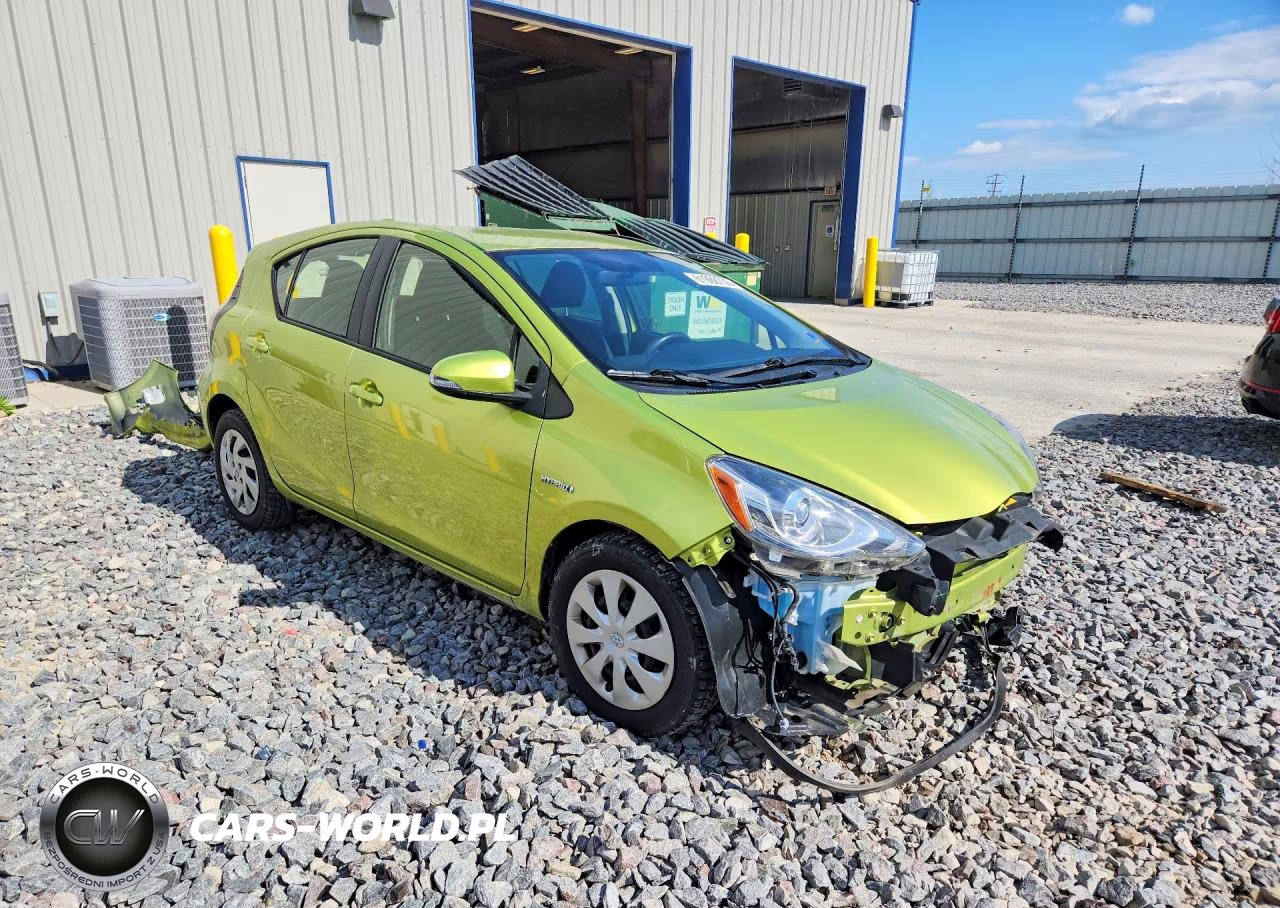 2015 Toyota Prius C Three VIN:JTDKDTB36F1087413 - 4