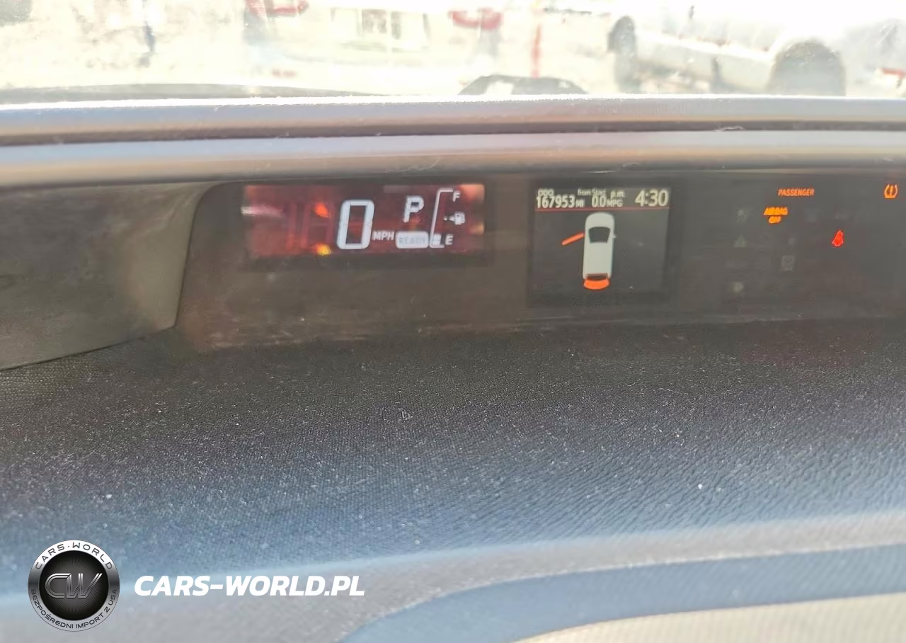2015 Toyota Prius C Three VIN:JTDKDTB36F1087413 - 9