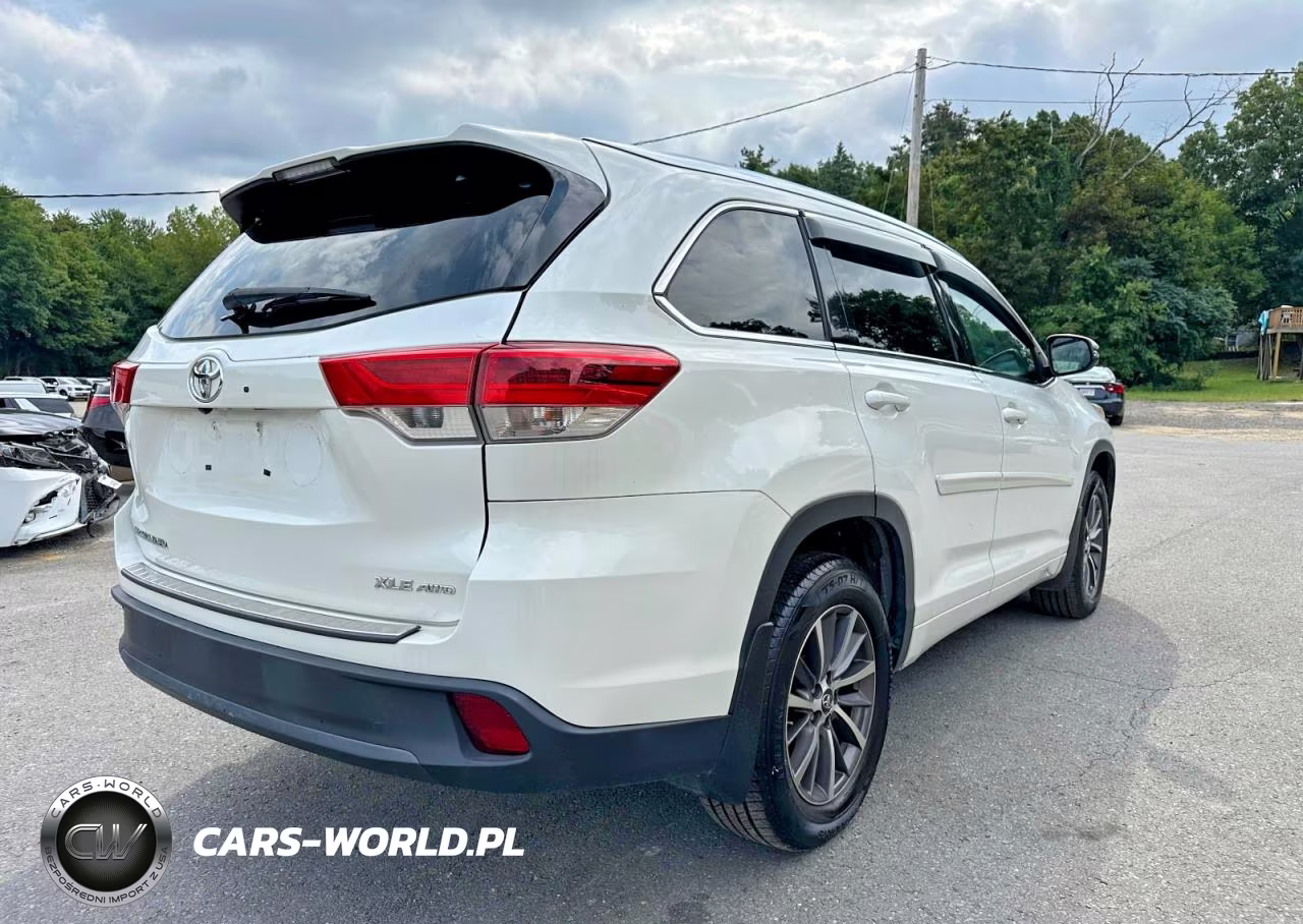 2018 Toyota Highlander Xle VIN:5TDJZRFH2JS816010 - 3