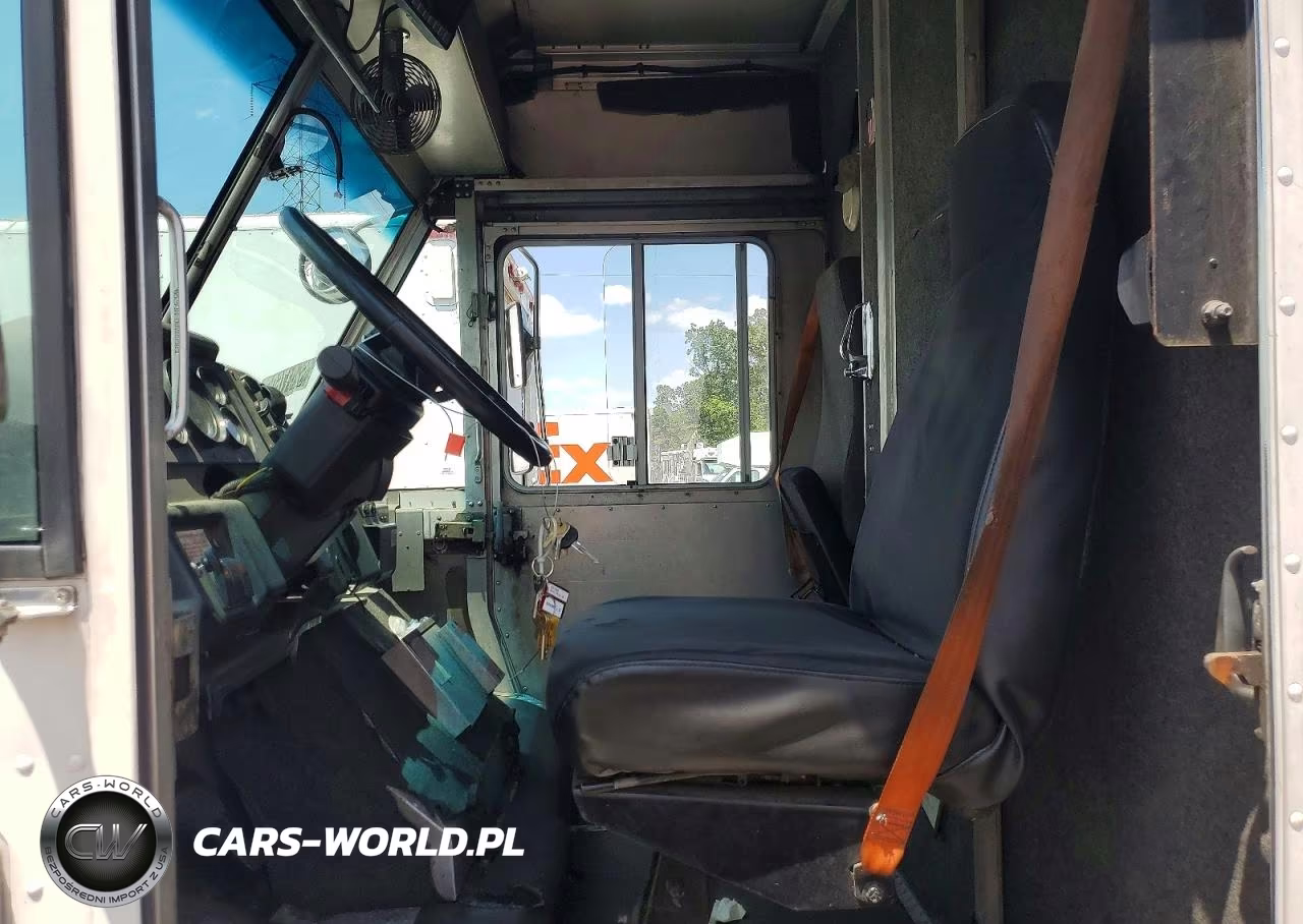 2001 Freightliner Chassis M Line Walk-In Van VIN:4UZAANBW41CH52900 - 7