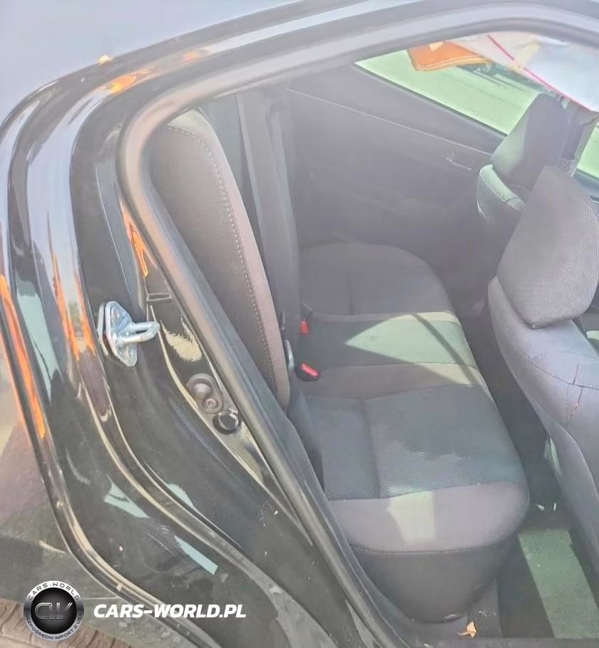 2018 Toyota Corolla Le VIN:5YFBURHE9JP755477 - 10