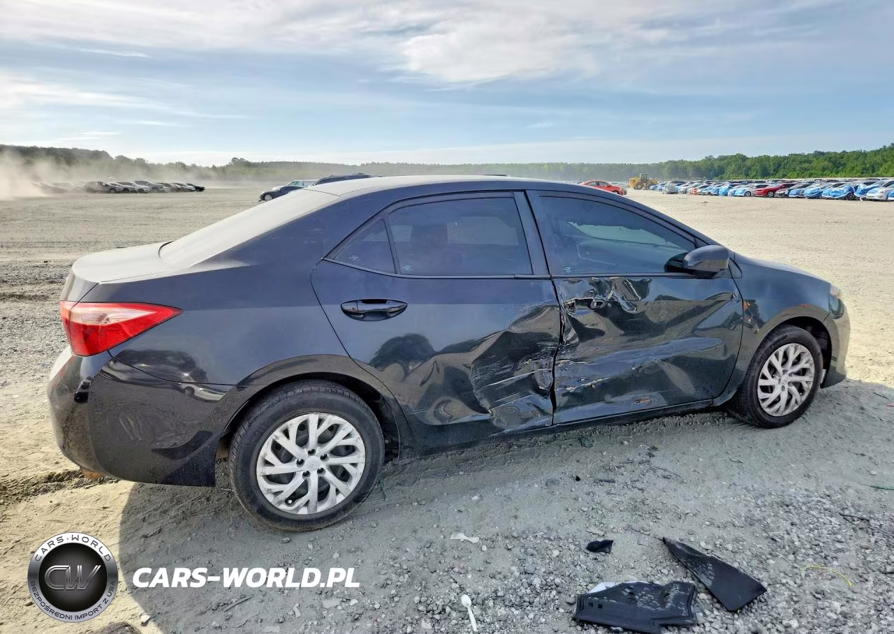 2018 Toyota Corolla Le VIN:5YFBURHE9JP755477 - 3