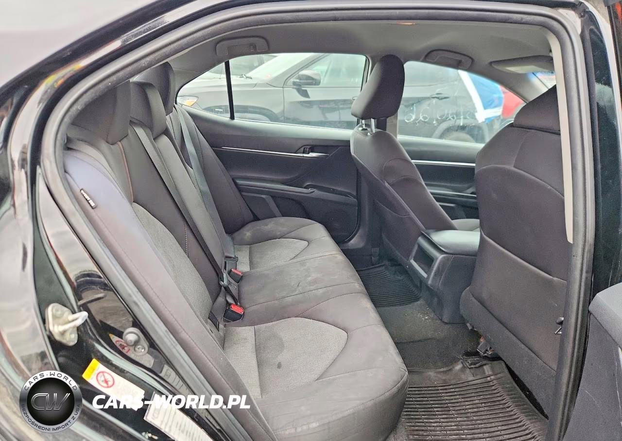 2019 Toyota Camry Le VIN:4T1B11HK2KU742490 - 10