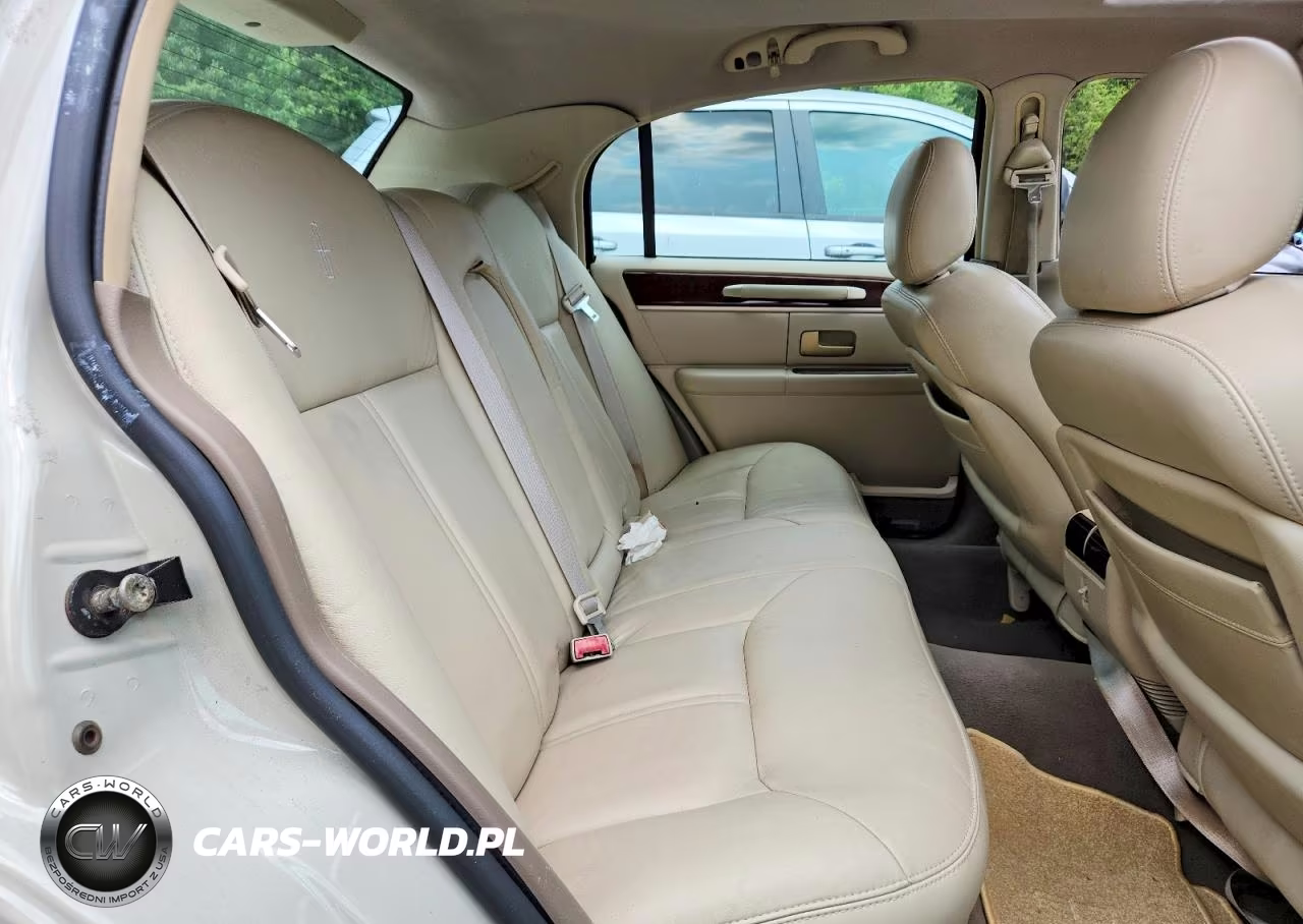 2004 Lincoln Town Car Ultimate VIN:1LNHM83W94Y653984 - 10