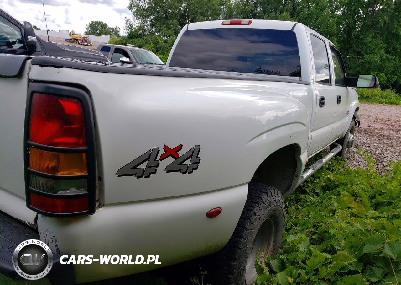 2005 Chevrolet Silverado K3500 VIN:1GCJK33285F968543 - 3