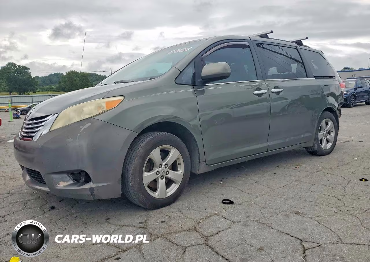 2011 Toyota Sienna Le – zdjęcie 1 z 13