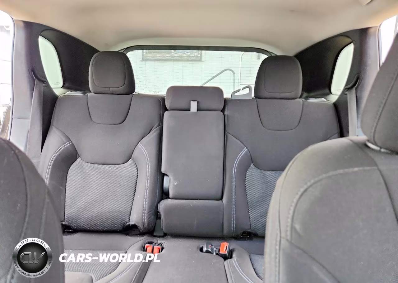 2020 Jeep Cherokee Latitude VIN:1C4PJLCBXLD632057 - 10