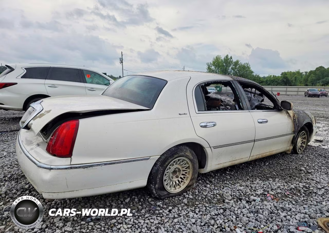 2002 Lincoln Town Car Signature VIN:1LNHM82W12Y668350 - 3
