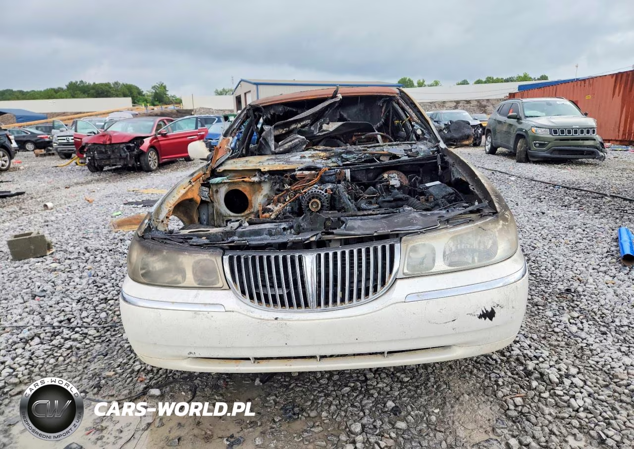 2002 Lincoln Town Car Signature VIN:1LNHM82W12Y668350 - 5