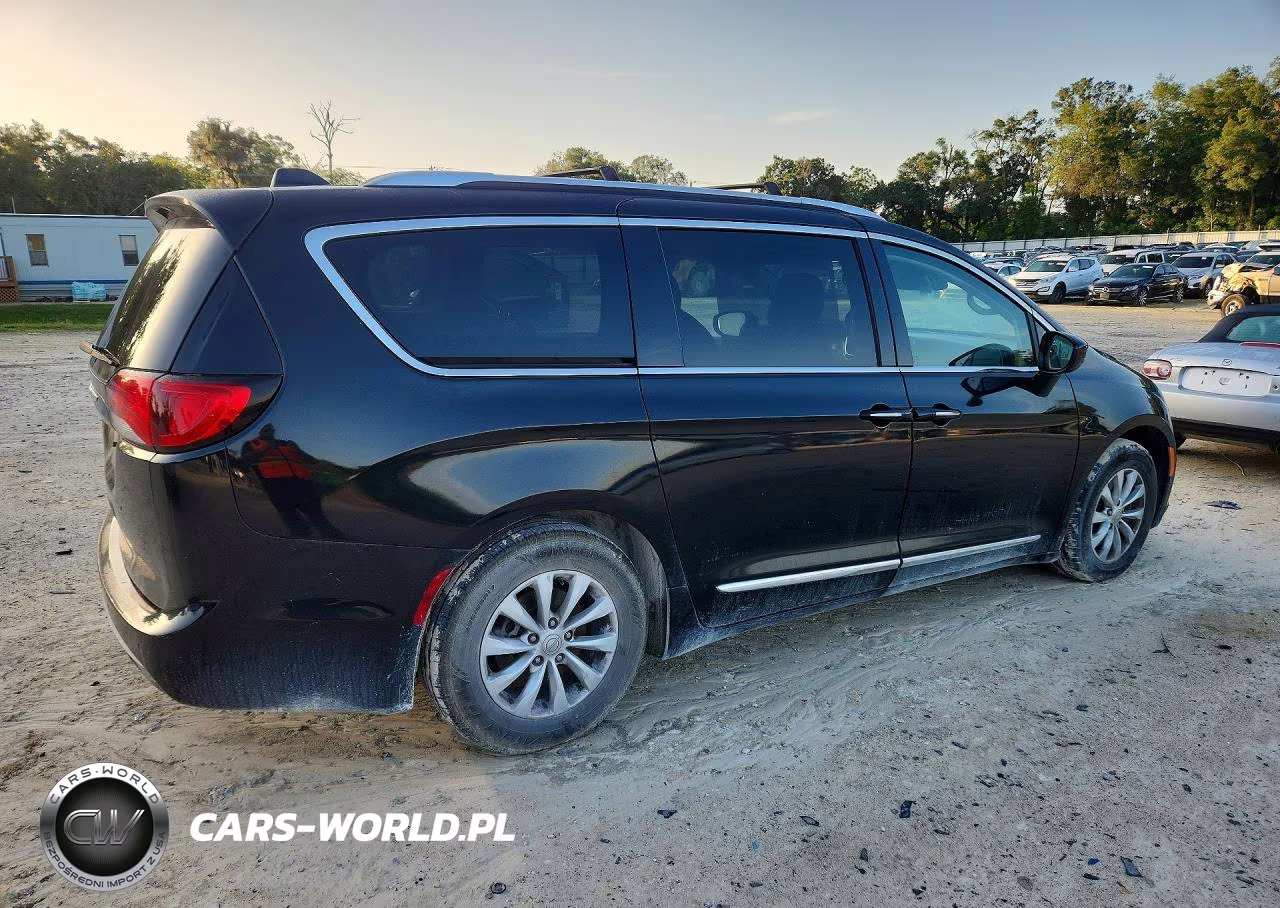 2019 Chrysler Pacifica Touring L VIN:2C4RC1BG1KR650950 - 3