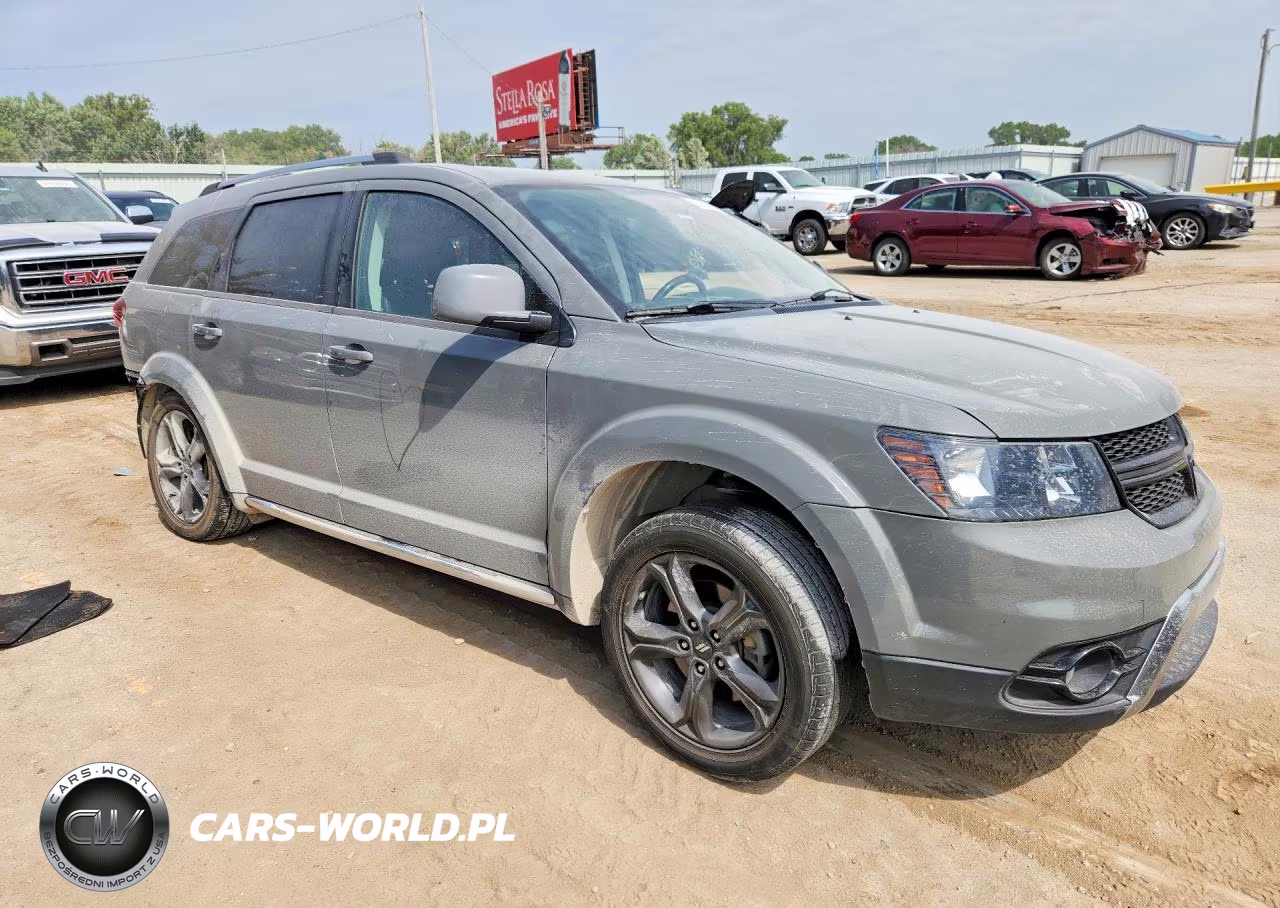 2019 Dodge Journey Crossroad VIN:3C4PDDGG3KT794947 - 4