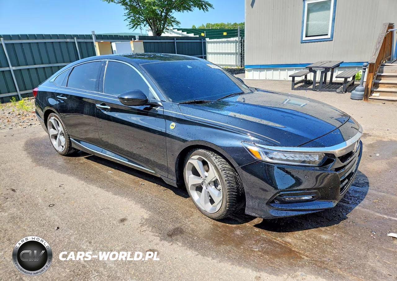 2018 Honda Accord Touring VIN:1HGCV1F90JA043647 - 4