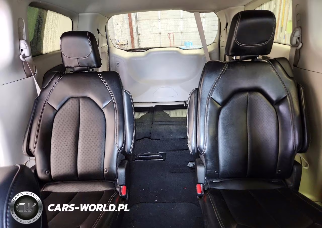 2024 Chrysler Pacifica Touring L VIN:2C4RC1BG2RR149429 - 10