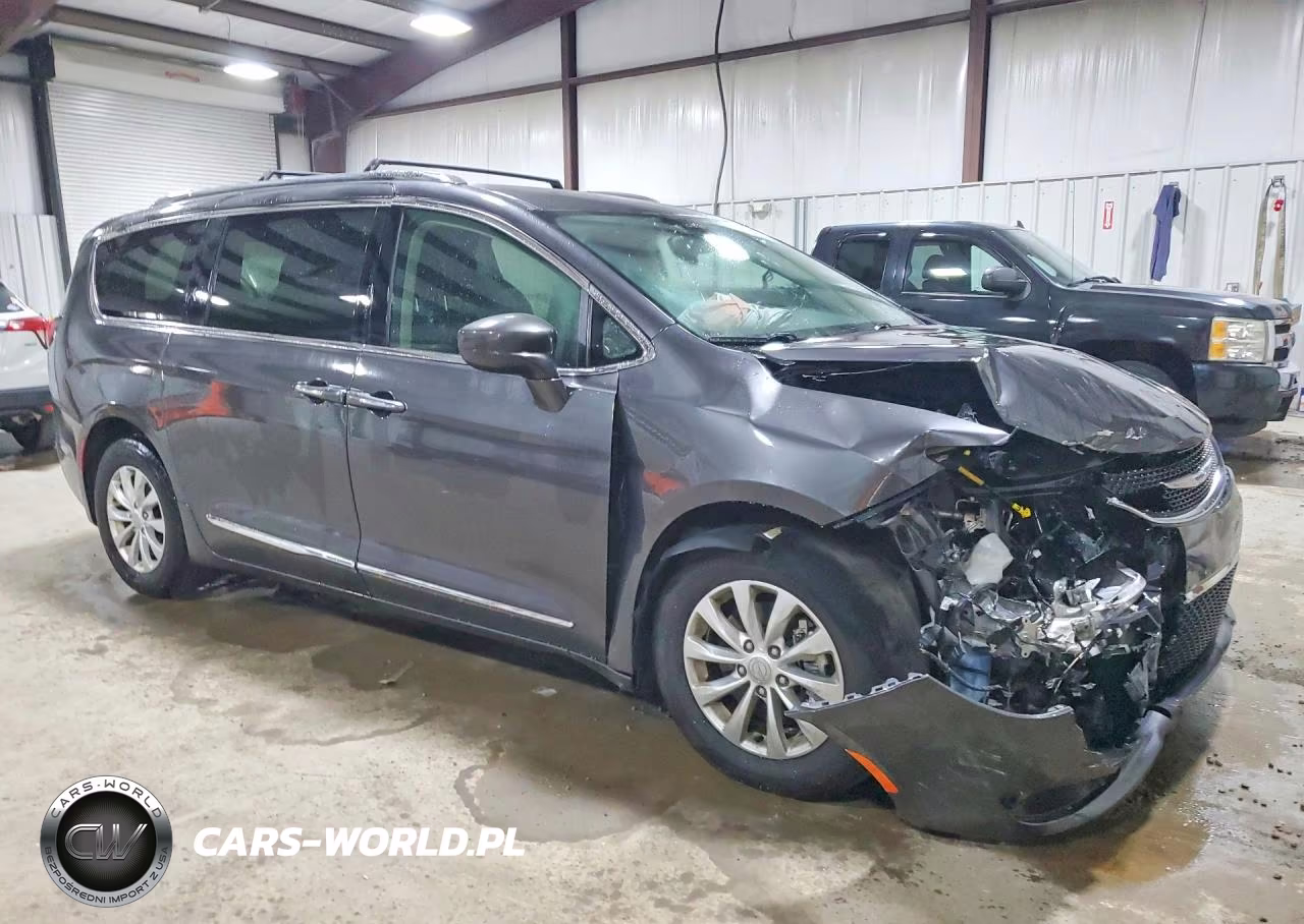 2018 Chrysler Pacifica Touring L VIN:2C4RC1BG7JR193835 - 4