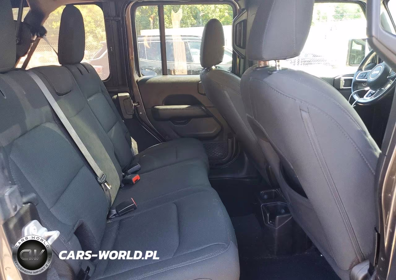2019 Jeep Wrangler Unlimited Sahara VIN:1C4HJXEN9KW667825 - 11