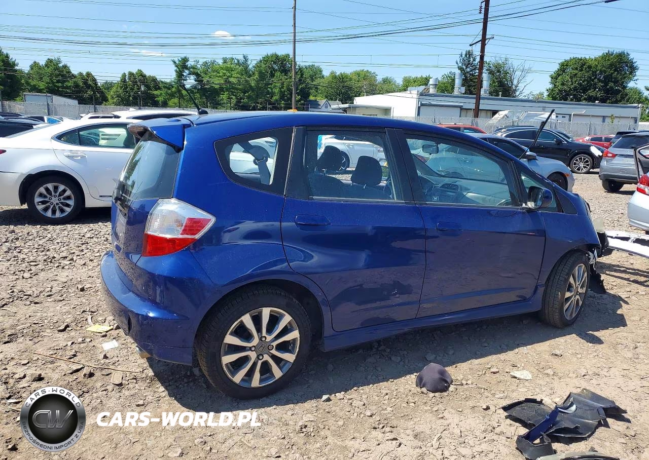 2013 Honda Fit Sport VIN:JHMGE8H55DC072653 - 3