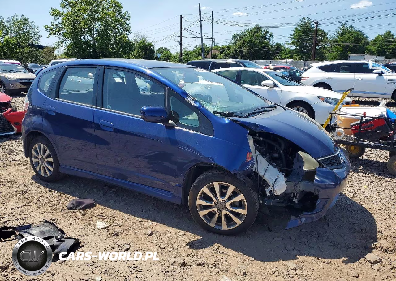 2013 Honda Fit Sport VIN:JHMGE8H55DC072653 - 4