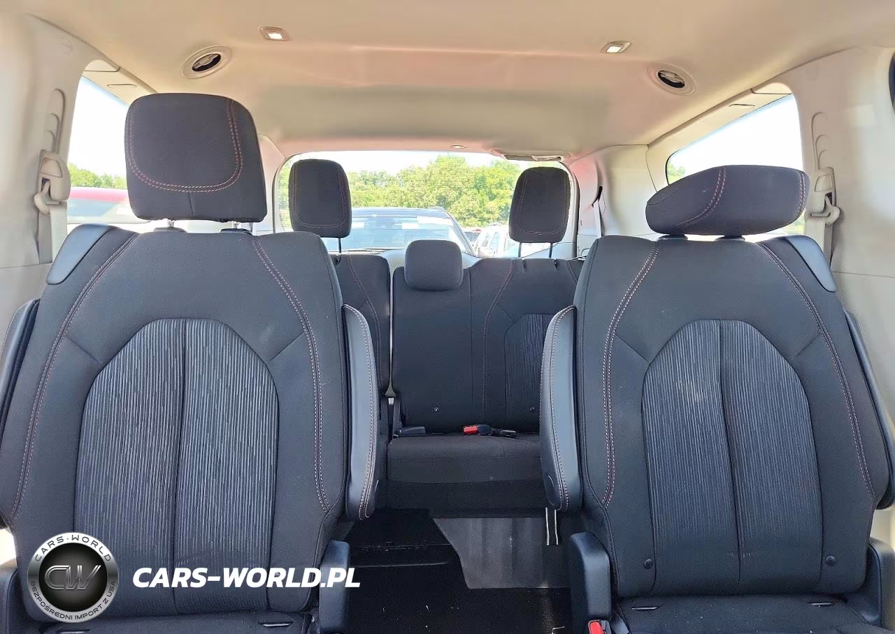 2018 Chrysler Pacifica Touring Plus VIN:2C4RC1FG0JR113365 - 10