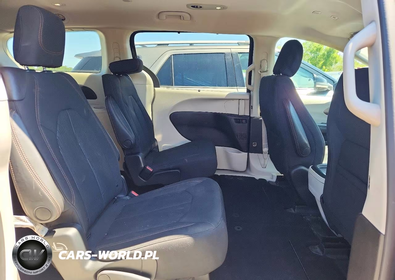 2018 Chrysler Pacifica Touring Plus VIN:2C4RC1FG0JR113365 - 11