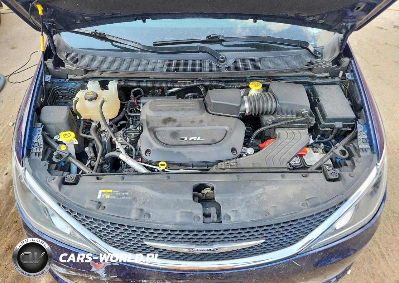 2018 Chrysler Pacifica Touring Plus VIN:2C4RC1FG0JR113365 - 12