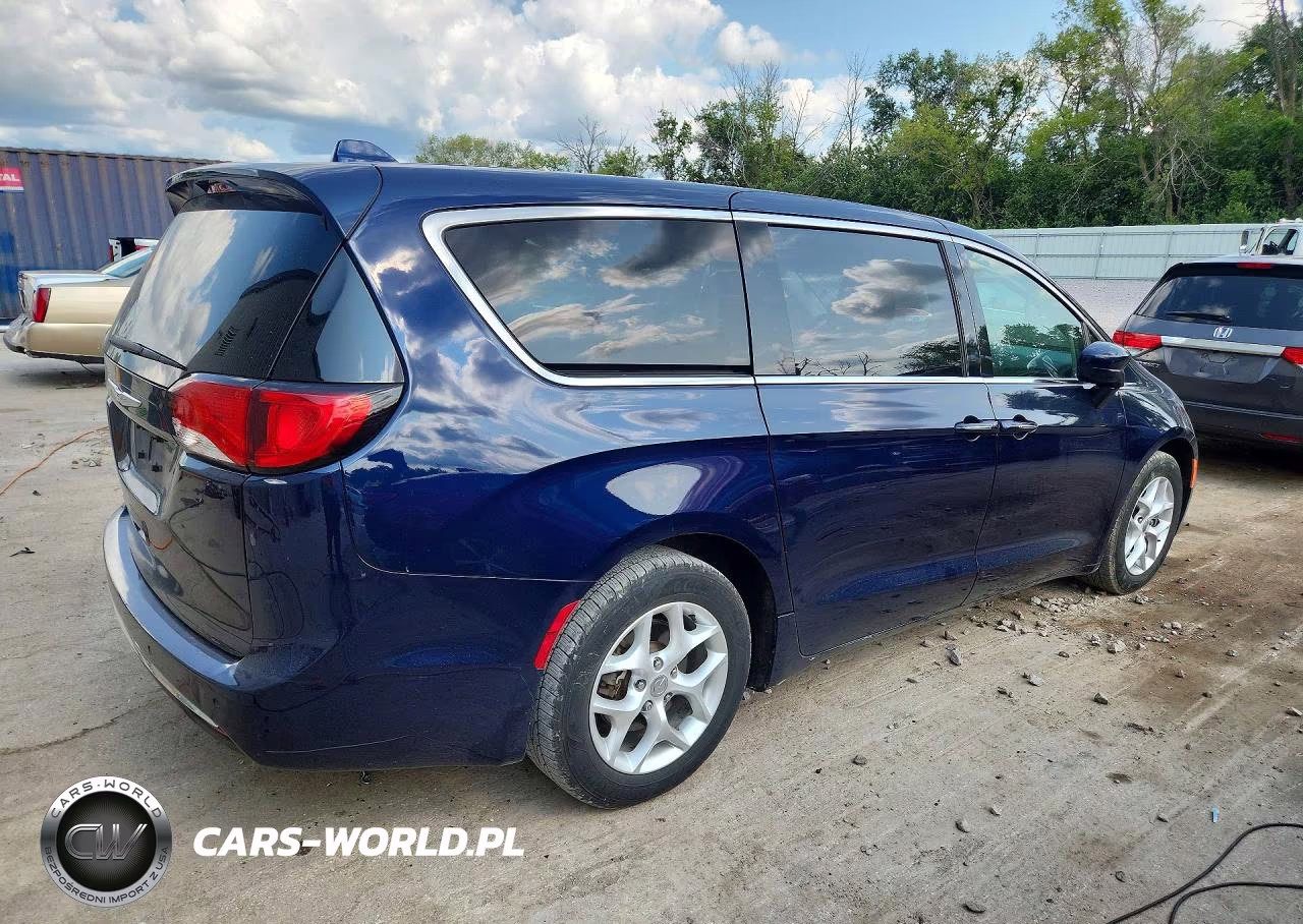 2018 Chrysler Pacifica Touring Plus VIN:2C4RC1FG0JR113365 - 3