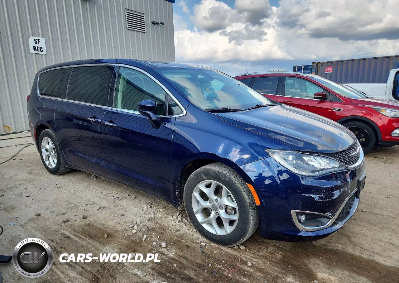 2018 Chrysler Pacifica Touring Plus VIN:2C4RC1FG0JR113365 - 4