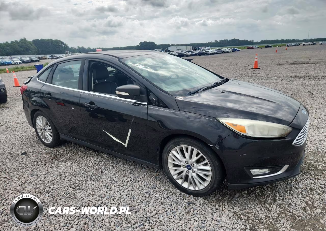 2015 Ford Focus Titanium VIN:1FADP3J25FL238230 - 4