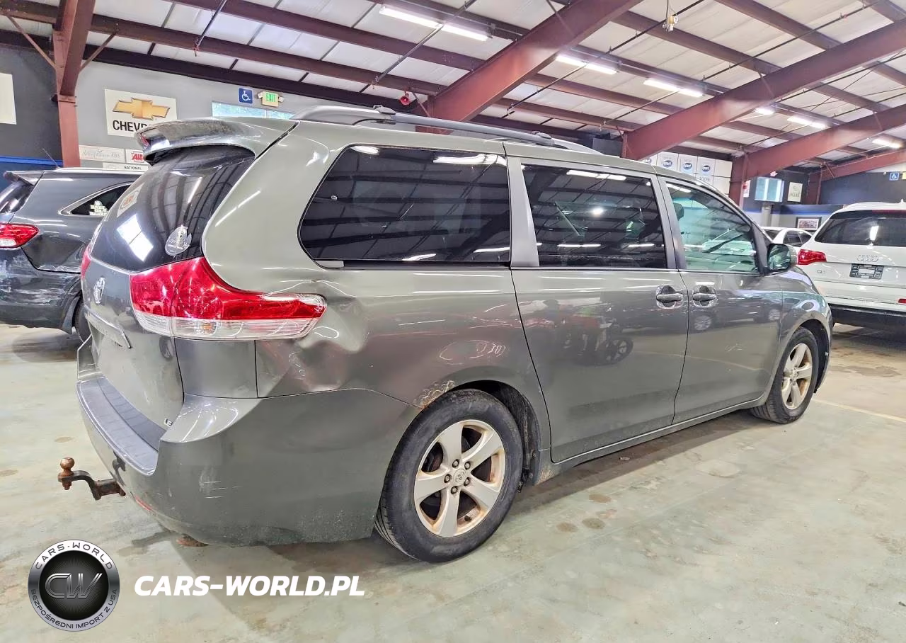 2011 Toyota Sienna Le VIN:5TDKK3DC3BS032658 - 3