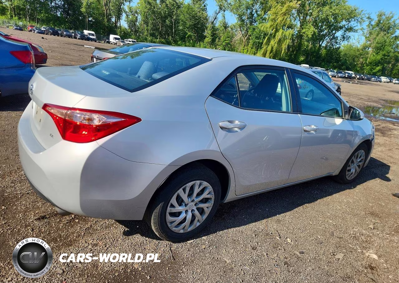 2018 Toyota Corolla Le VIN:2T1BURHE3JC086798 - 3