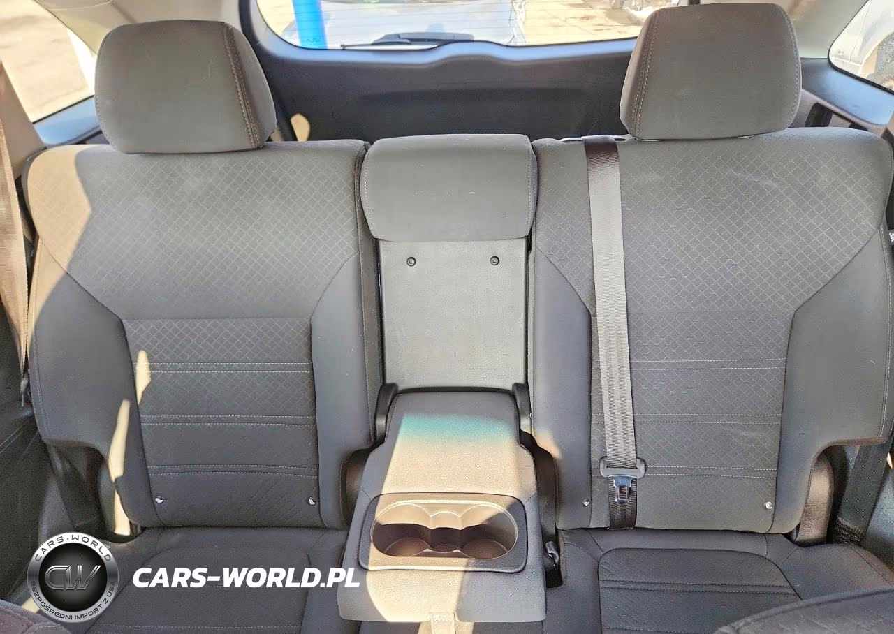 2018 Kia Sorento L VIN:5XYPG4A30JG366689 - 10
