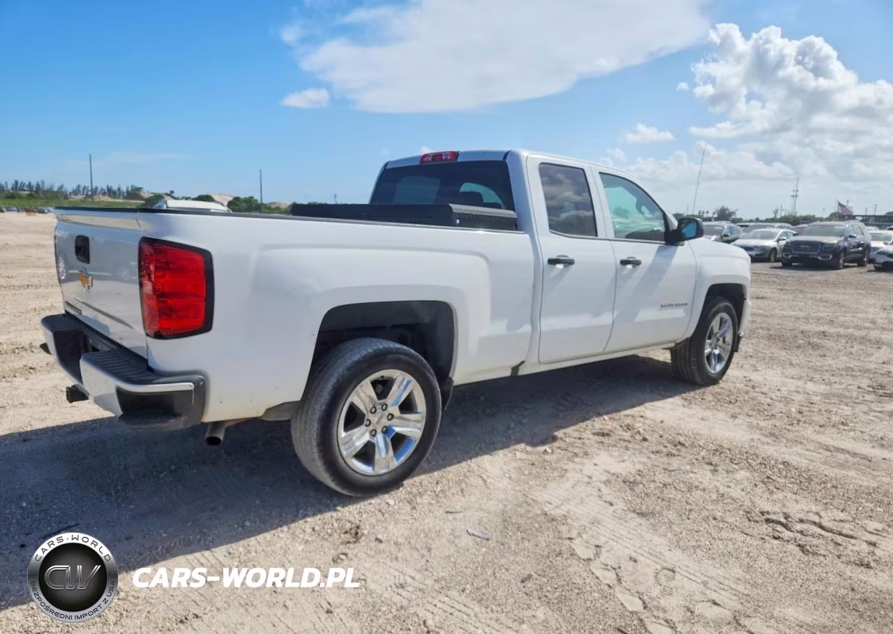 2018 Chevrolet Silverado C1500 Custom VIN:1GCRCPEH7JZ338143 - 3