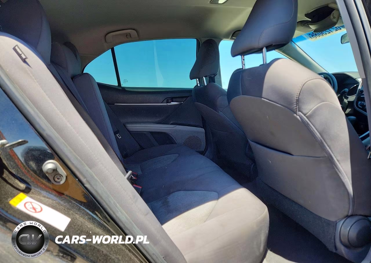 2018 Toyota Camry Le VIN:4T1B11HK1JU636384 - 10