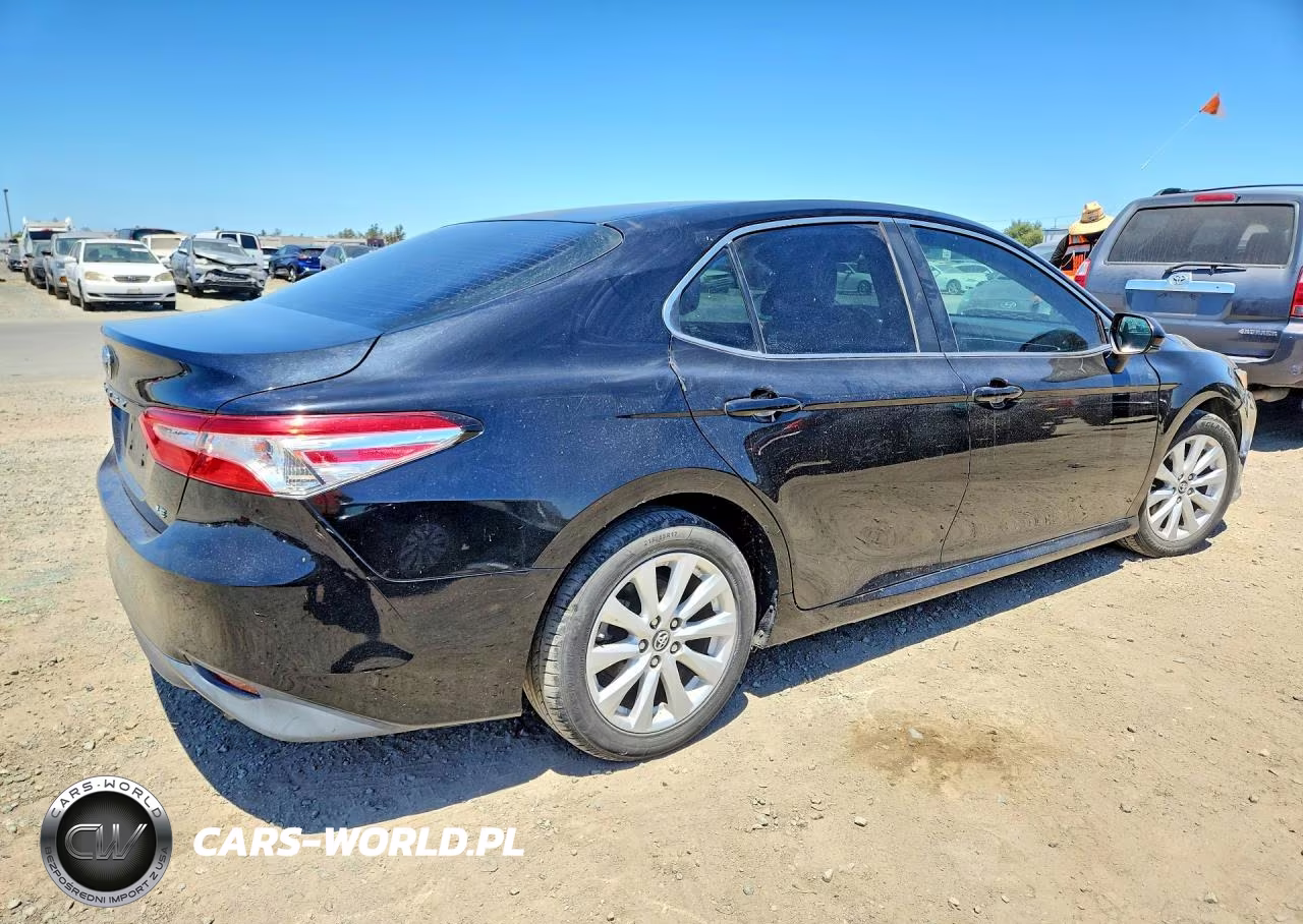 2018 Toyota Camry Le VIN:4T1B11HK1JU636384 - 3