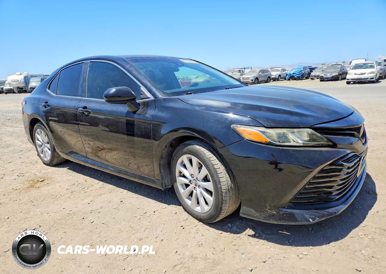 2018 Toyota Camry Le VIN:4T1B11HK1JU636384 - 4