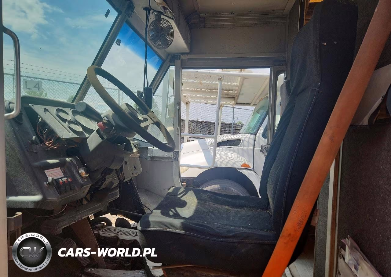 2000 Freightliner Mt45G Chassis Delivery Truck VIN:4UZA4FA44YCG41934 - 7
