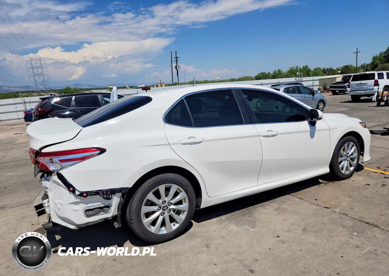 2018 Toyota Camry Le VIN:JTNB11HK6J3052097 - 3