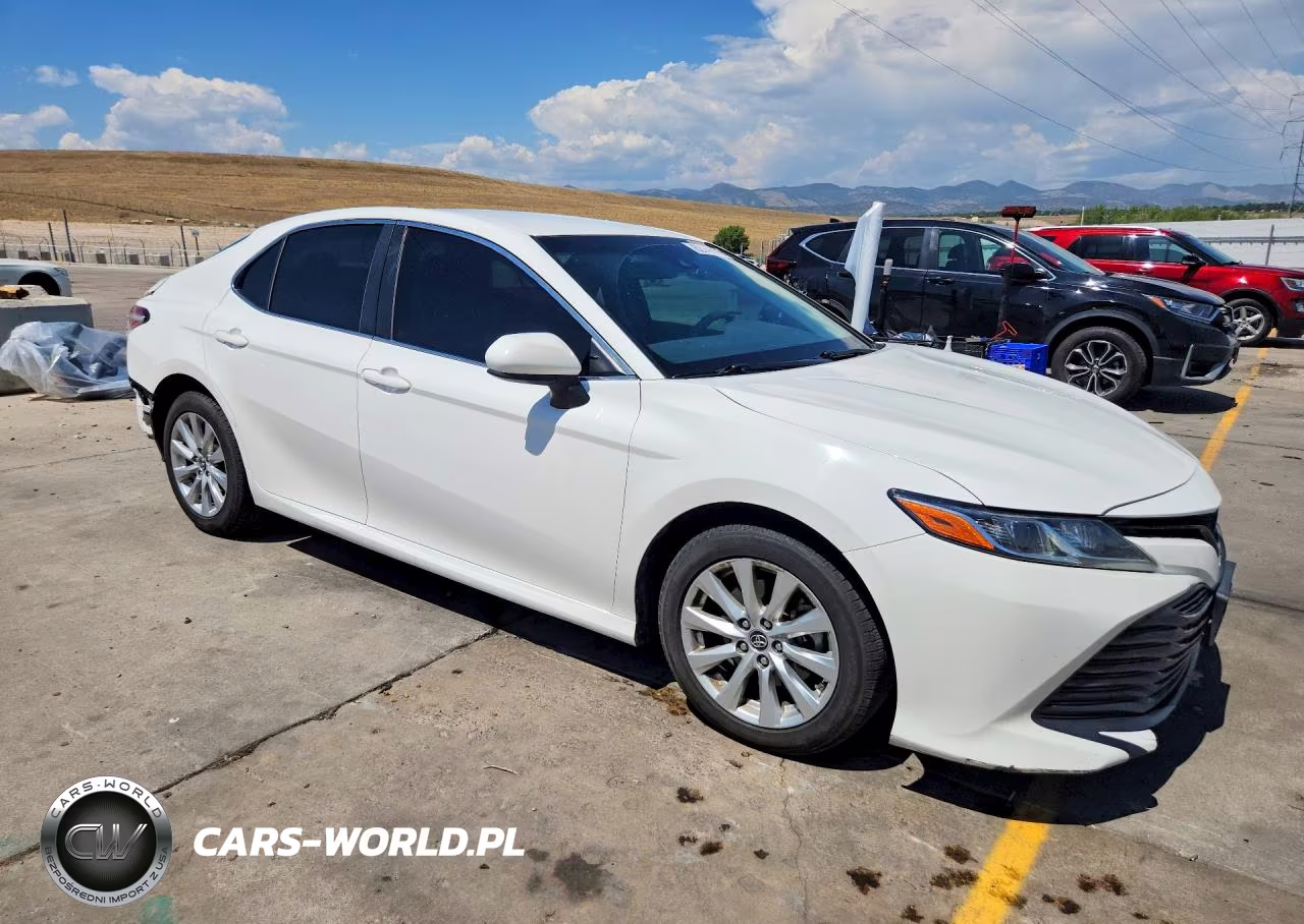 2018 Toyota Camry Le VIN:JTNB11HK6J3052097 - 4