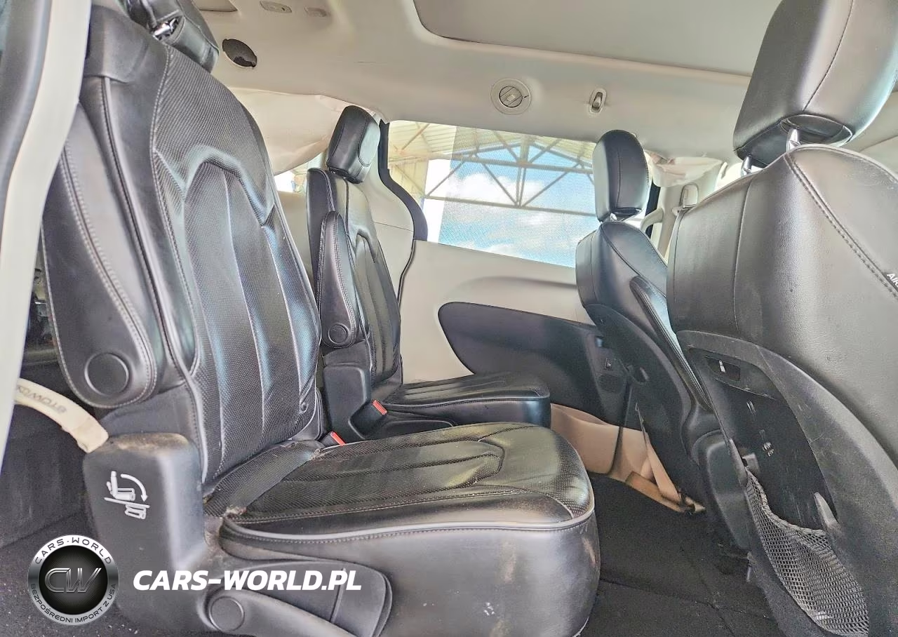 2018 Chrysler Pacifica Limited VIN:2C4RC1GG8JR273847 - 10