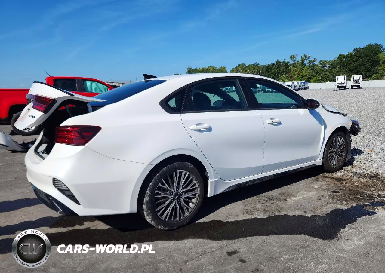 2023 Kia Forte Gt Line VIN:3KPF54AD6PE658590 - 3