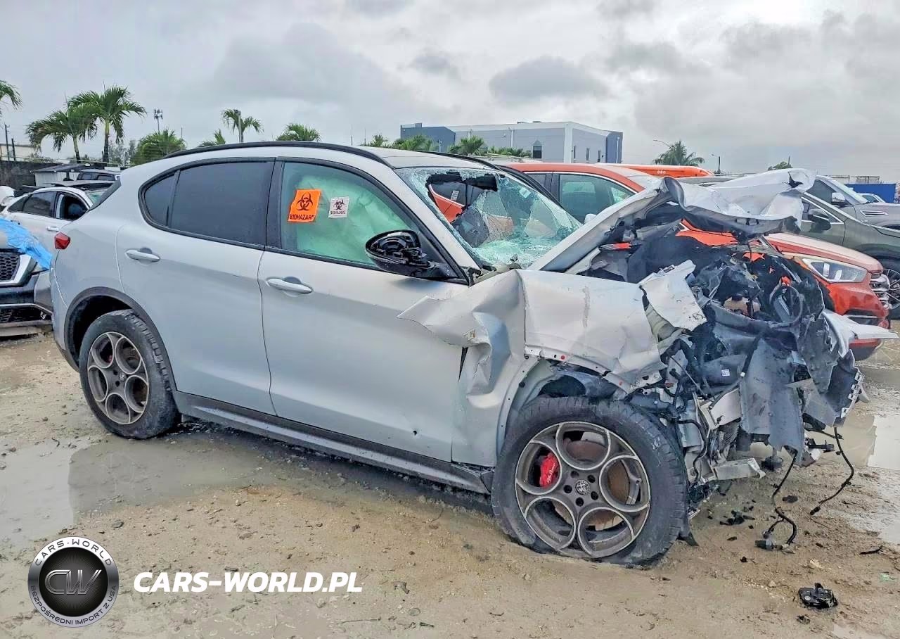 2022 Alfa Romeo Stelvio Ti VIN:ZASPAKBN0N7D46121 - 4