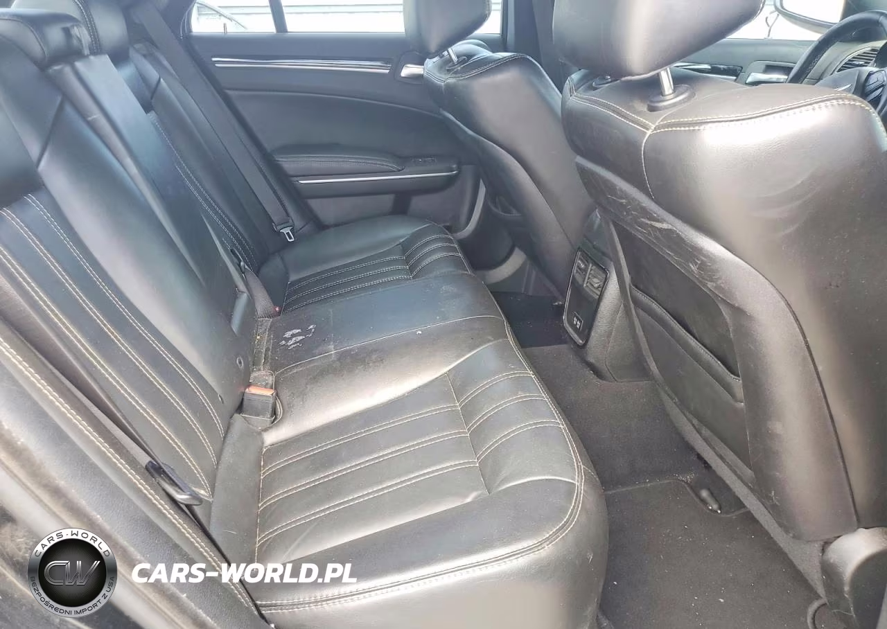 2019 Chrysler 300 S VIN:2C3CCAGG0KH586134 - 10