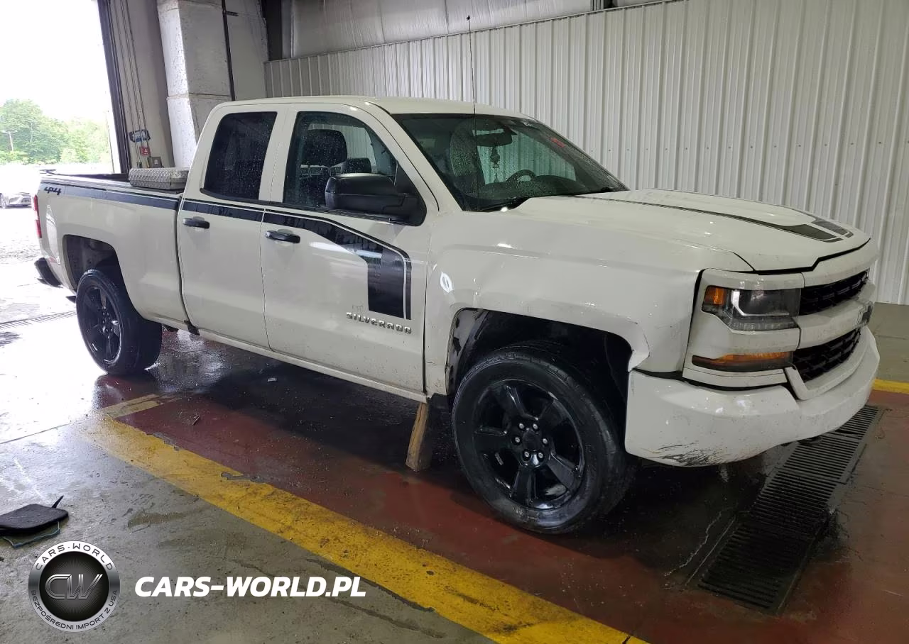 2018 Chevrolet Silverado K1500 Custom VIN:1GCVKPEC0JZ132703 - 9