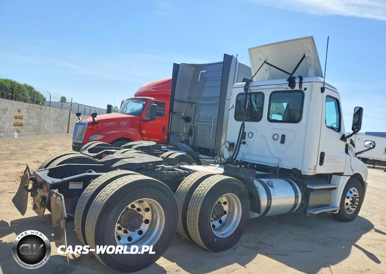 2019 Freightliner Cascadia 126 Semi Truck VIN:3AKJHLDV8KSKF8135 - 3