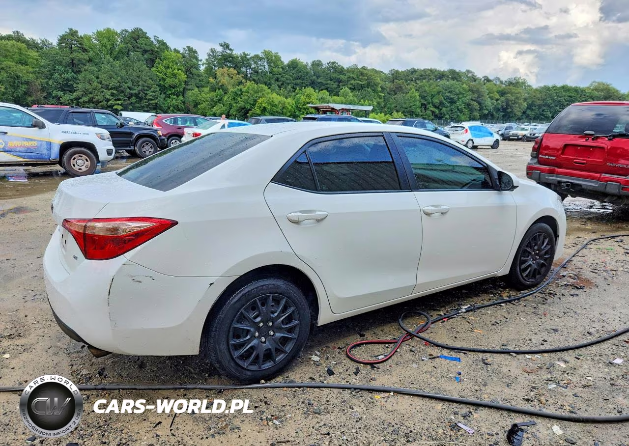2018 Toyota Corolla Le VIN:2T1BURHE4JC100823 - 3